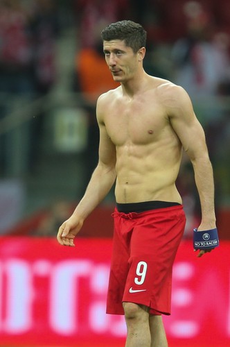 Lewandowski ma nie gorsze ciało od Ronaldo. Byłby dobrym chippendalesem? ZDJĘCIA