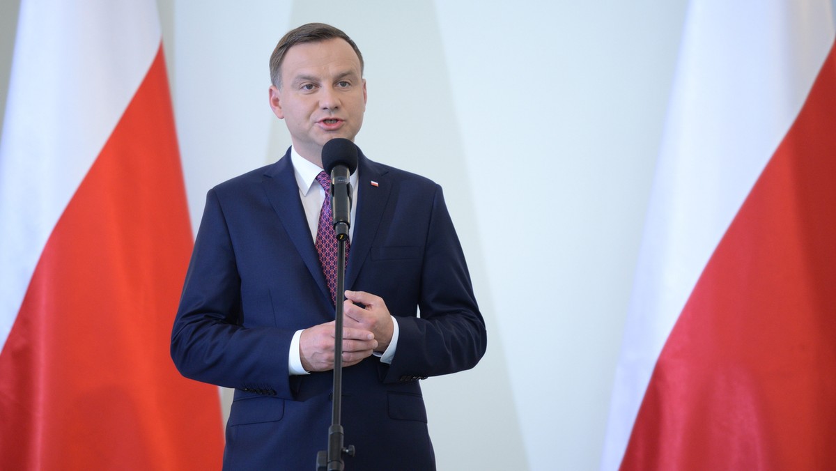 Naszym obowiązkiem jest budowanie jak najbardziej pozytywnej pamięci o żołnierzach wyklętych - powiedział dzisiaj prezydent Andrzej Duda. Podkreślił, że prezydent Lech Kaczyński jako pierwszy upamiętniał w sposób państwowy żołnierzy niezłomnych.