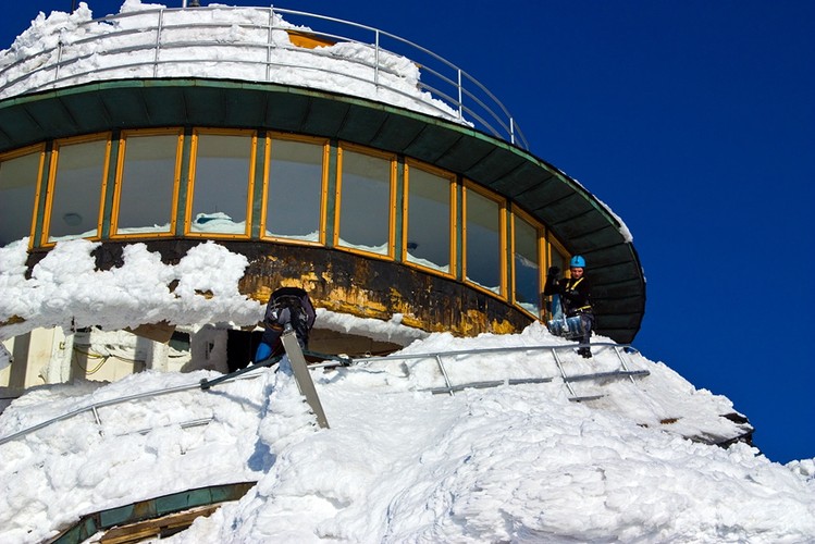 Trwają prace rozbiórkowe na Śniezce.