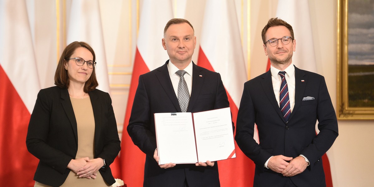 Magdalena Rzeczkowska, Waldemar Buda i Andrzej Duda z podpisaną ustawą o wakacjach kredytowych.