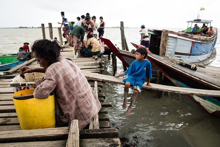 Dzieci z Labuta szukające żywych krabów w odpadach, Birma; fot. T. Bogusz / Pirania na kolację