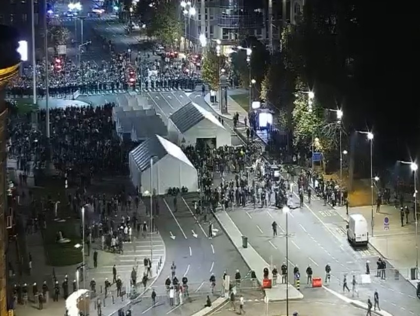 Okupljanje ispred Skupštine