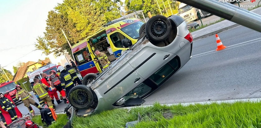 Dramatyczny wypadek na Śląsku! Samochód potrącił rowerzystkę, ściął znak, a potem dachował