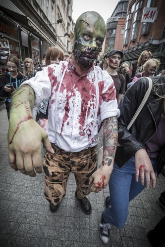 Uczestnicy zombie walk 2015