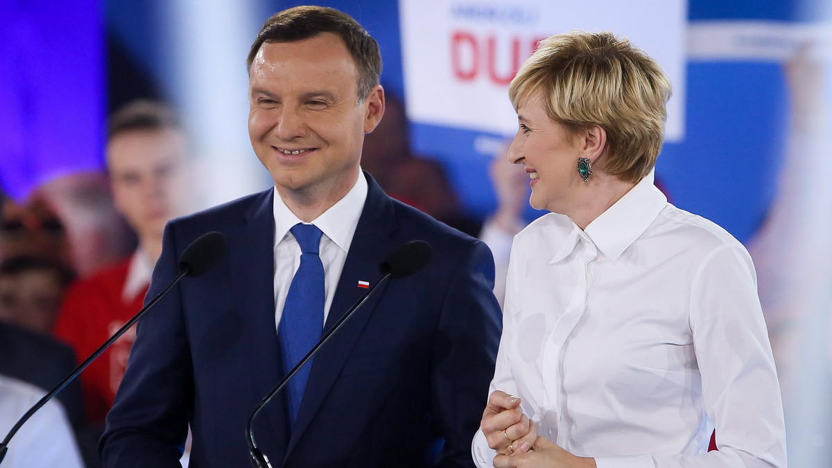 Kandydat na prezydenta Andrzej Duda będzie zabiegał o większe przekazanie władzy państwom członkowskim Unii Europejskiej, zacznie też intensywny dialog na temat "przekalibrowania" stosunków Polski z Niemcami - pisze "Financial Times".