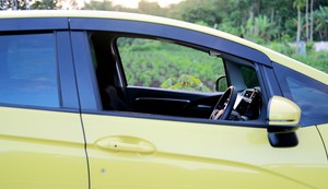 Auto sa spuštenim prozorom