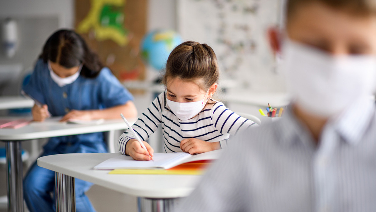 Szkoły na częściowej kwarantannie testują edukację hybrydową