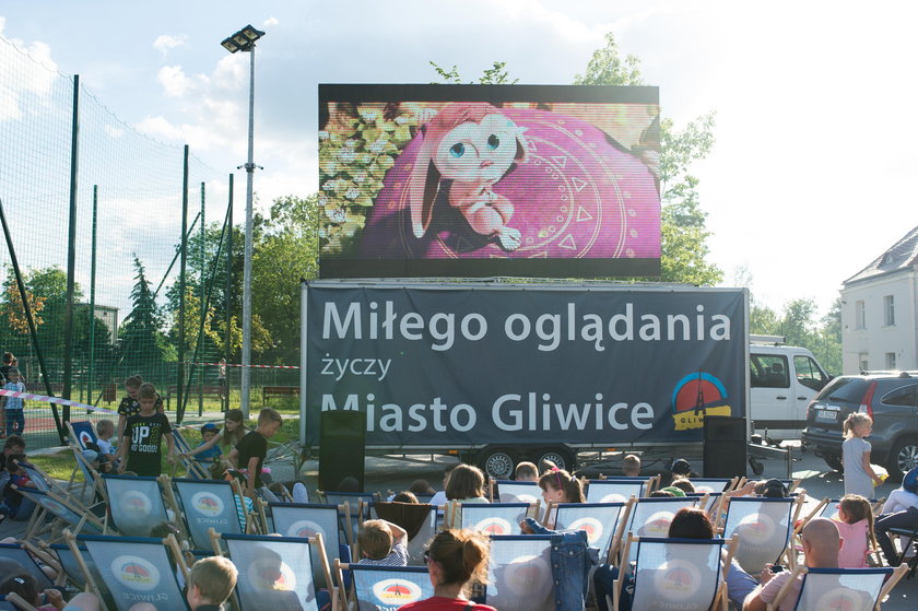 Plenerowe kino na terenie szkoly podstawowej nr 11 w Gliwicach .
