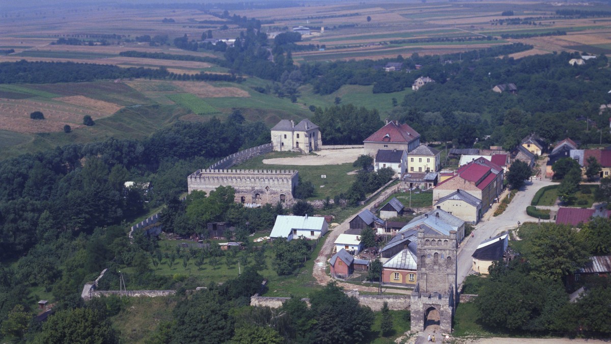 Niemal 8 mln zł otrzyma z funduszy UE samorząd Szydłowa na przebudowę, remont i konserwację kilku zabytków miasteczka - byłej synagogi, obiektów w dawnym zamku oraz ruin kościoła i szpitala Św. Ducha. Inwestycja rozpocznie się w 2018 r.