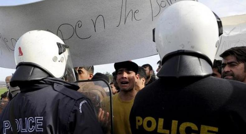 Greek police start removing migrants from Macedonian border
