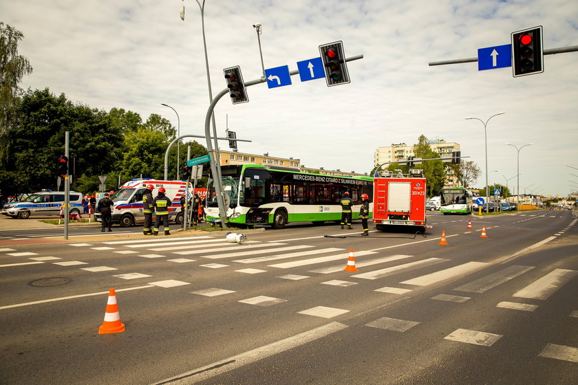 Autobus miejski rozbił się o słupy. Wielu rannych