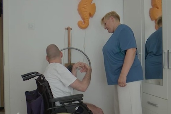 "ŽENO, AKO MU SMETA BUKA, DAJ GA U DOM!" Majka iz Zemuna očajna: Stalna i nepodnošljiva buka komšija iznad ugrožava njenog bolesnog sina