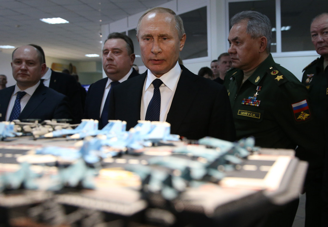 Prezydent Władimir Putin ogląda makietę lotniskowca "Admirał Kuzniecow" (właśnie po raz kolejny wycofanego do stoczni w celu napraw). Drugi od prawej Siergiej Szojgu. Sewastopol, styczeń 2020 r. 