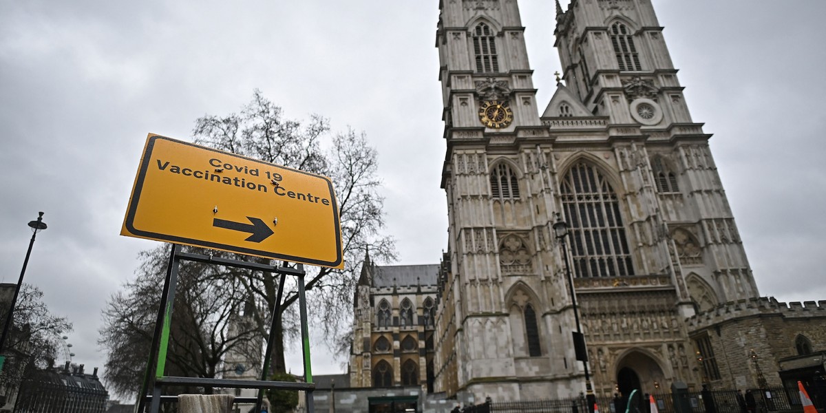 Szczepionki na COVID-19. Opactwo Westminsterskie szczepi obok grobu Dickensa.