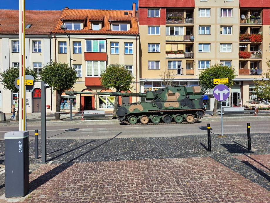 W Gołdapi mnóstwo wojskowych pojazdów, a wśród nich samobieżna artyleria. Akurat te pojazdy nie mają wiele wspólnego z ekologią.