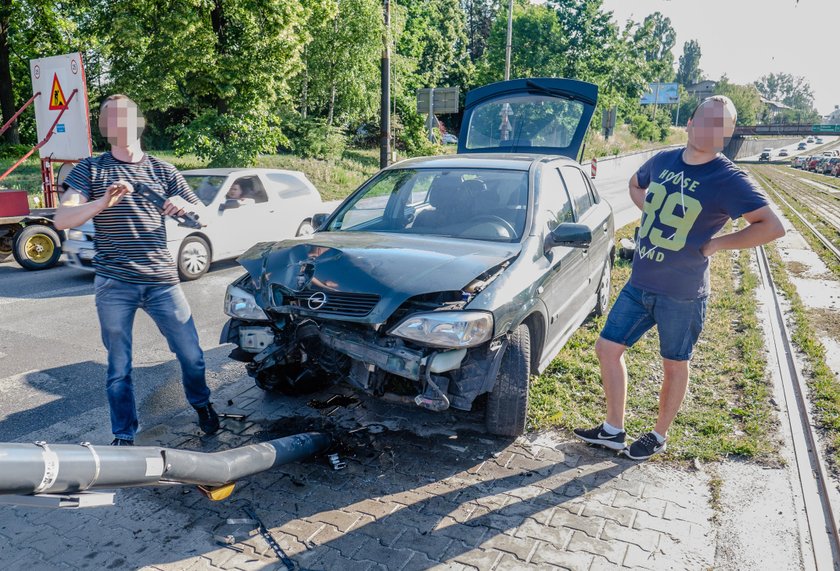 24-latek wjechał oplem astrą w sygnalizator na al. Unii Lubelskiej w Łodzi