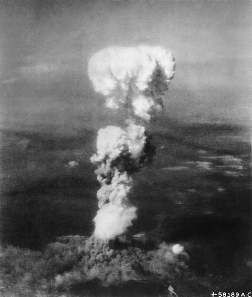 Grzyb atomowy po wybuchu bomby atomowej nad Hiroszimą w dniu 6 sierpnia 1945 r.