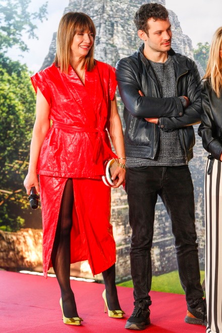 ... Dość ekstrawagancki czerwony komplet kamizelko-bluzki i spódnicy z bardzo długim rozcięciem można by jeszcze zaakceptować, ale czarne rajstopy w zestawieniu z nim i złotymi szpilkami wyglądały po prostu źle!