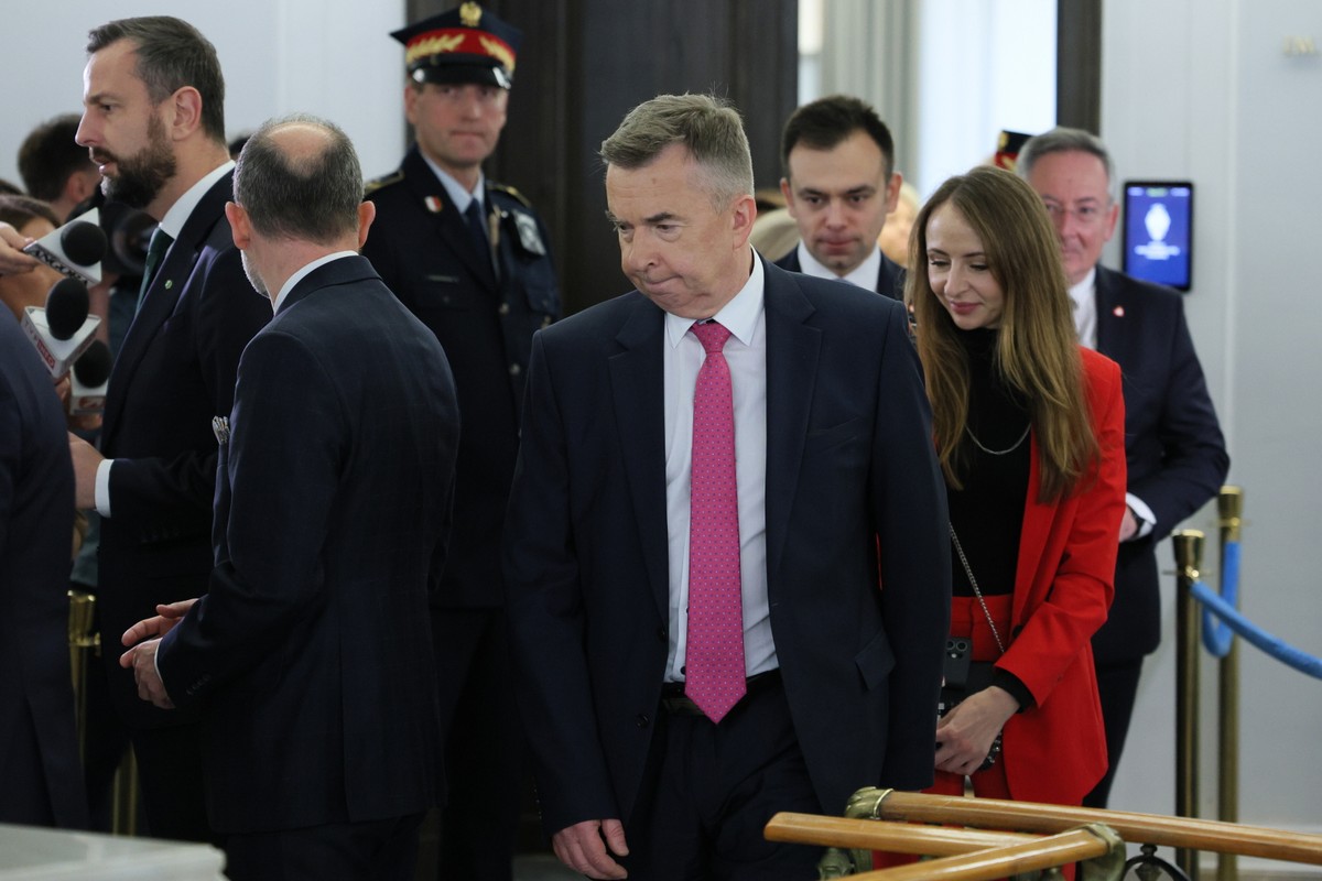 Warszawa, 08.12.2023. Poseł Lewicy Dariusz Wieczorek po spotkaniu w Senacie w Warszawie