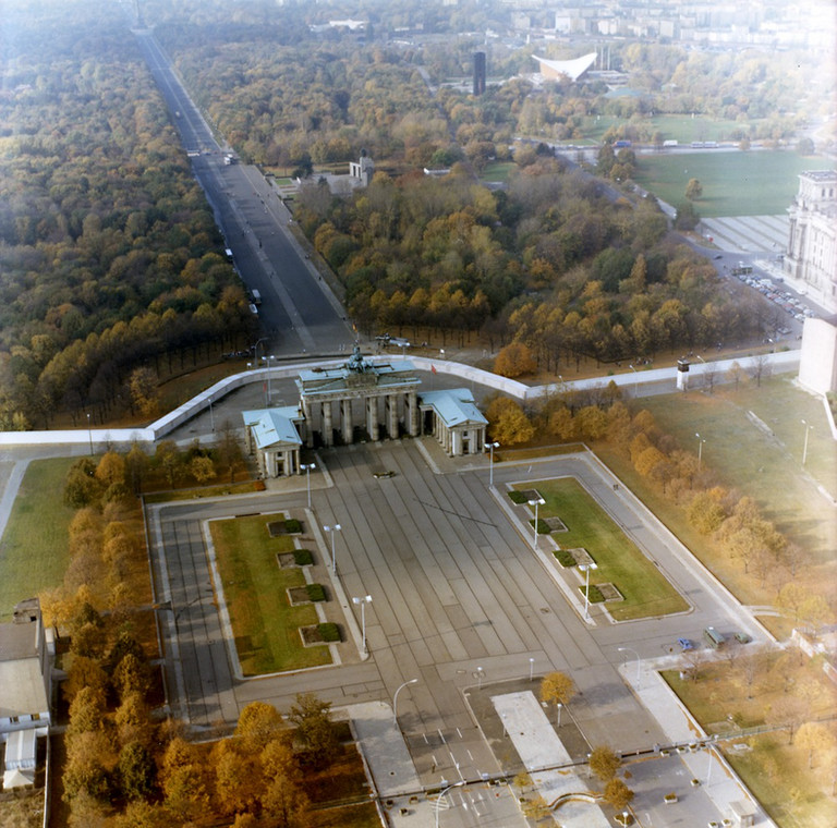 Mur berliński przy Bramie Brandenburskiej. Zdjęcie lotnicze Stasi