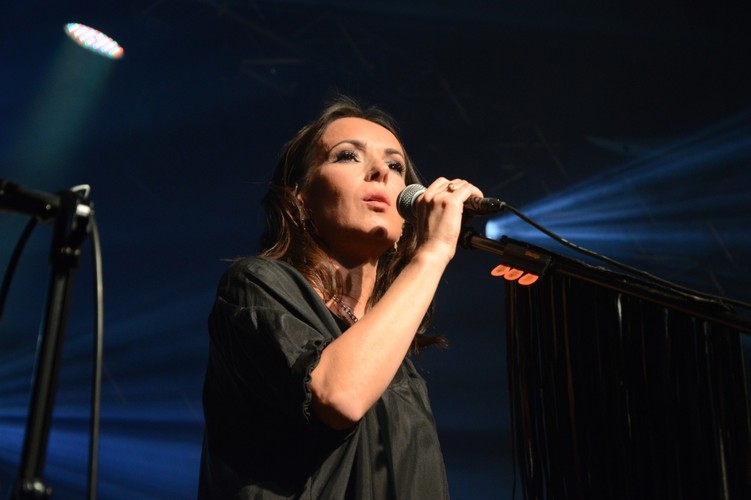 Kasia Kowalska na scenie klubu Stodoła. Warszawa, 25 listopada 2018 roku