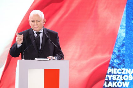 Jarosław Kaczyński chce bronić gotówki. "Jedno kliknięcie i człowiek nie ma pieniędzy"
