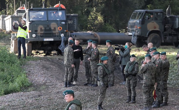 Warszawa: Żołnierze rozpoczęli łączenie mostu pontonowego na Wiśle