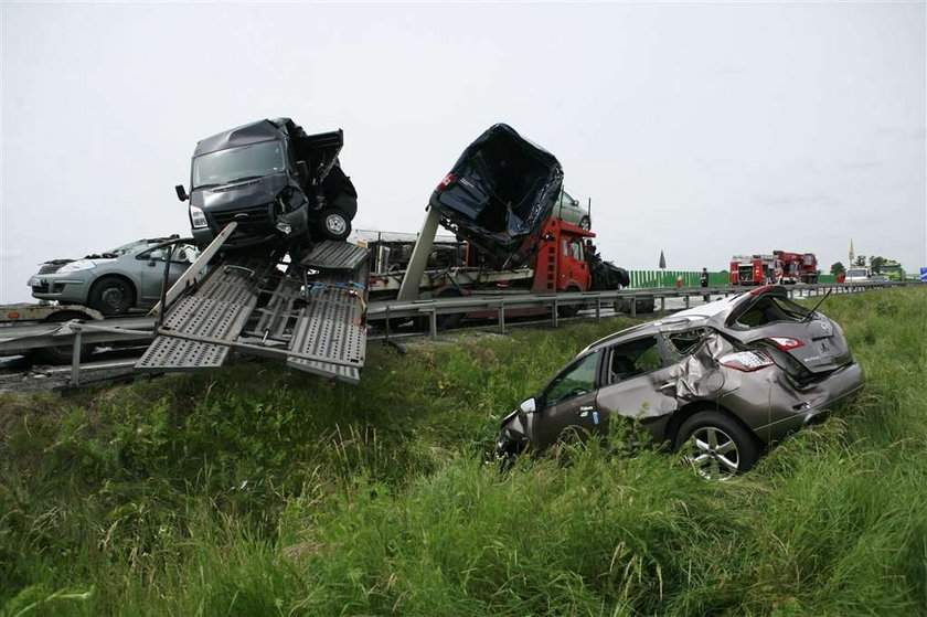 Zablokowana A4, zderzyły się ciężarówki