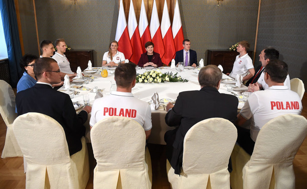 "SE" sprawdził, ile rząd Szydło wydał na alkohol. "Znaczna część w magazynie na dalsze potrzeby"