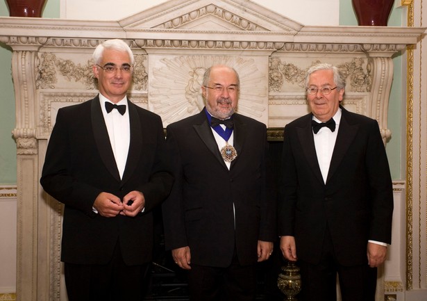 Alistair Darling, brytyjski minister finansów (z lewej), Ian Luder, Lord Mayor of the City of London, (w srodku), Mervyn King, gubernator Bank of England, (z prawej). Fot. Bloomberg