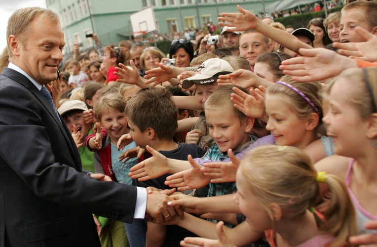 Premier Donald Tusk spotkał się z przyszłymi wyborcami na festynie w Poniatowej
