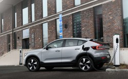 Volvo ułatwia życie kierowcom. 590 tys. ładowarek w zasięgu