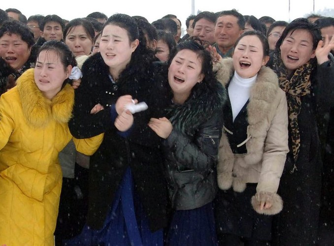 Na oficjalnych zdjęciach widać tłumy płaczących ludzi