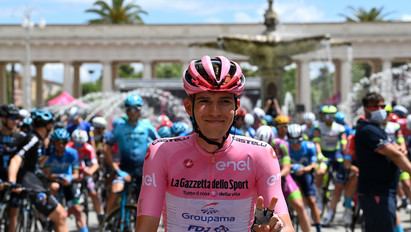 Megőrülnek Valter Attiláért: a Giro magyar sztárja lábai előtt hever egész Olaszország