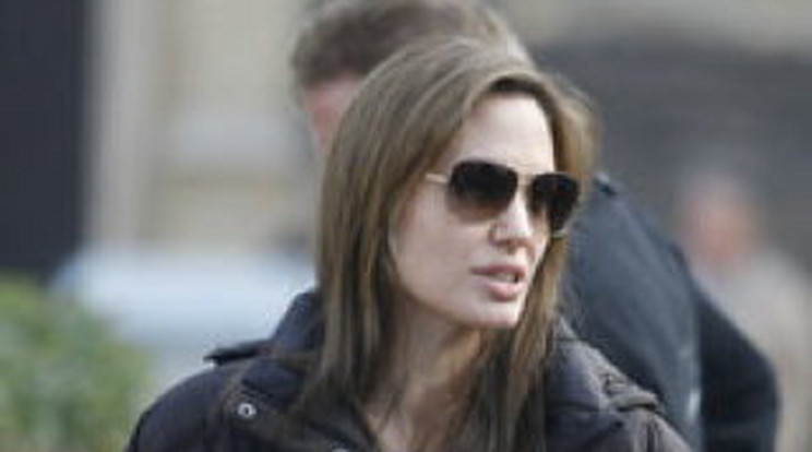 Elutazik Angelina Jolie