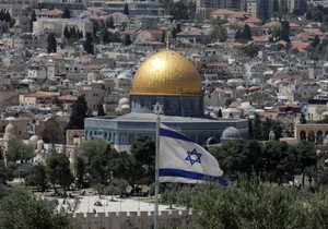 Izraelska zastava i pogled na Stari grad Jerusalim i Kupolu na steni