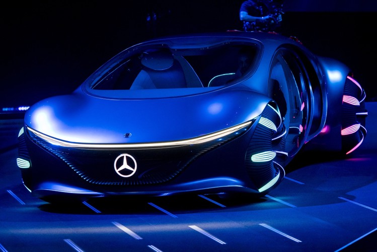 Po dekadzie niemal nieprzerwanego wzrostu, obecnie globalny popyt na samochody spada. Dlatego, aby podnieść marże zysku, Daimler zapowiedział zwolnienie ponad 10 tys. miejsc pracy na całym świecie, co do końca 2022 r. ma dać oszczędności na poziomie 1,4 miliarda euro (1,5 miliarda dolarów).