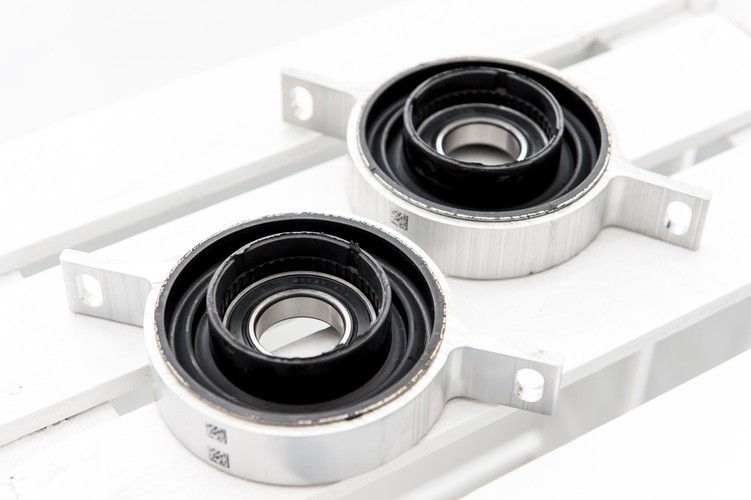 Prudnicki inwestor - firma Henniges - dostarcza producentom oryginalnego wyposażenia systemy uszczelek do drzwi, okien, bagażników, wind samochodowych, szyberdachów i klap silnika. Przedsiębiorstwo jest też dostawcą komponentów amortyzujących drgania i systemów szkła w obudowie na rynek samochodowy. Wśród jej klientów są m.in. koncerny Ford, GM i VW. Ma zakłady w Ameryce Północnej, Południowej, Europie i Azji. Zatrudnia 7,7 tys. pracowników na całym świecie.<br><br> fot. (sko) PAP/Maciej Kulczyński