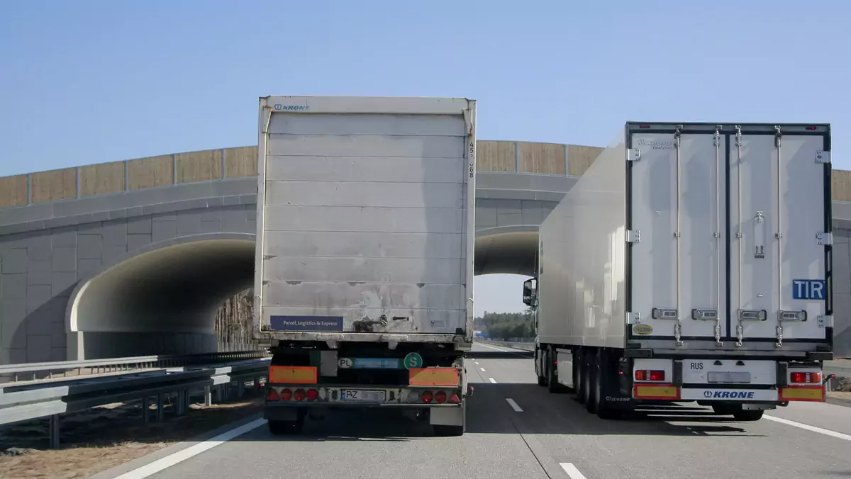 Ciężarówki na drodze szybkiego ruchu