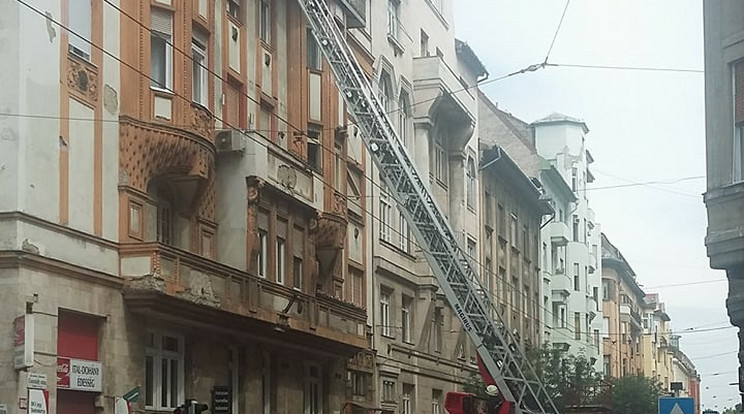 Vaószínúleg egy veszélyessé vált párkányt kellett biztonságossá tenniük a szakembereknek / Fotó: olvasóriporter