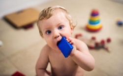 Co najczęściej połykają dzieci i jak udzielić pierwszej pomocy?