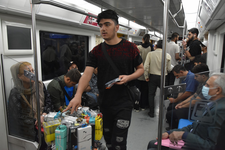 Dziki handel jest nieodzownym elementem codzienności metra w Teheranie Handluje się dosłownie wszystkim, przy wejściu, przejściu podziemnym, na peronie, oraz w wagonach