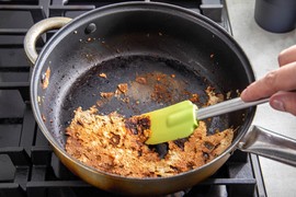 Evo kako da uz jednostavne trikove OČISTITE ZAGORELI TIGANJ bez ribanja i hemikalija