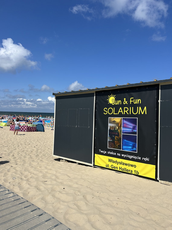 Reklama solarium na plaży