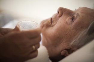 Niemcy eksportują babcie do Polski, bo tu opieka jest tańsza