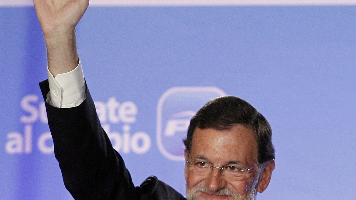 Centroprawicowa Partia Ludowa (PP) wygrała wczorajsze wybory parlamentarne w Hiszpanii. Jej lider i przyszły premier Hiszpanii Mariano Rajoy zapowiedział pełną wyrzeczeń walkę z kryzysem przed - jak uważają ekonomiści - nadciągającą kolejną już recesją. - Nadchodzą trudne czasy - ostrzegł Hiszpanów Rajoy.
