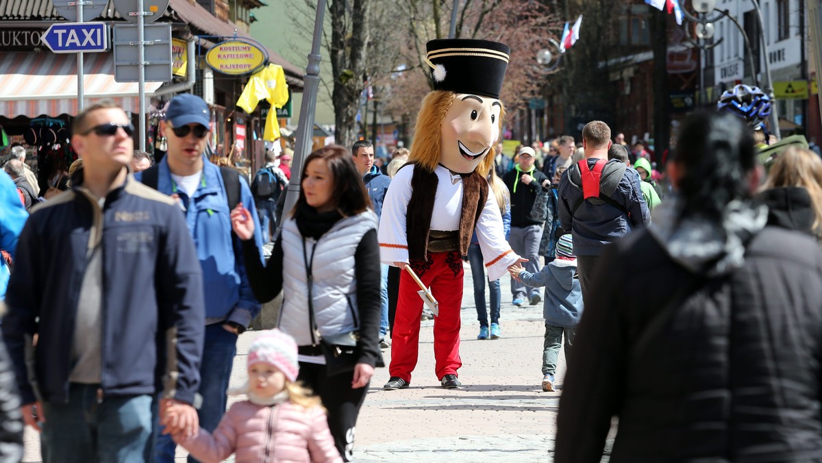 Zakopane: Muzułmanie rozdają dzieciom pieniądze. Obchodzą święto jałmużny