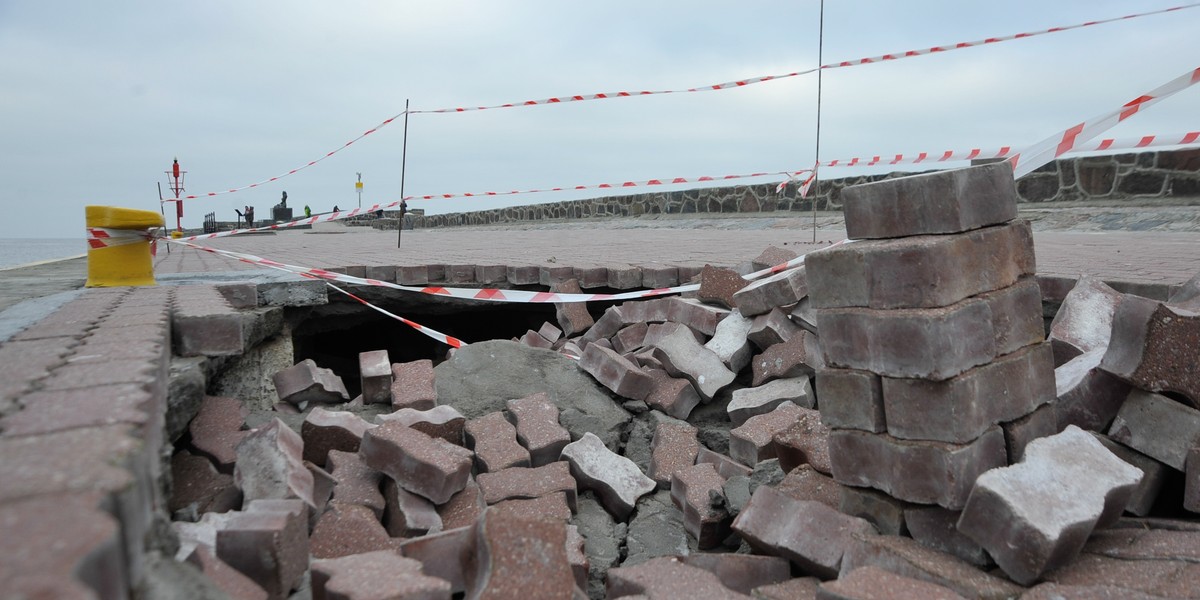 Molo w Ustce do rozbiórki po sztormach.