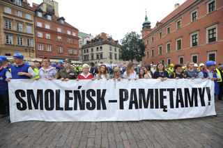 Miesięcznica smoleńska i kontrmanifestacja: 'Tu jest Polska' i 'Policja polska nie PiSowska'