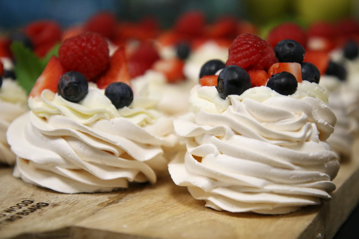 beza-pavlova-z-truskawkami-najprostszy-przepis-na-chrupi-c-rozkosz